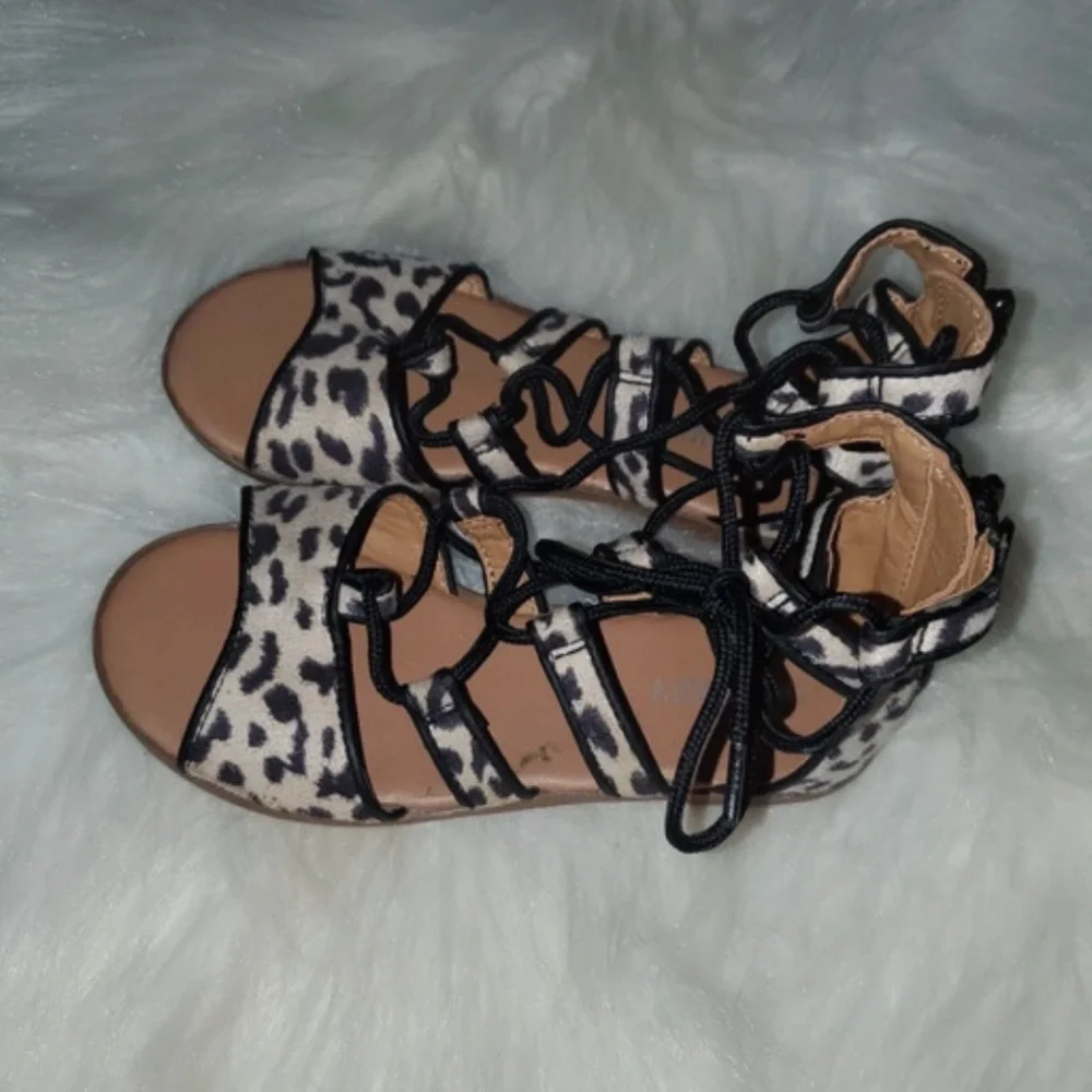Girl’s Old Navy lace up animal print sandals size 11c EUC